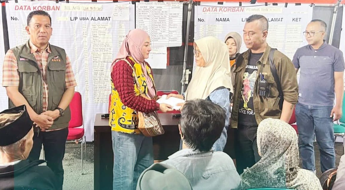 Ketua TP PKK, Ny Maria Feronica Hendri Arnis saat menyerahkan bantuan pada warga korban banjir, Sabtu (6/12/2025).